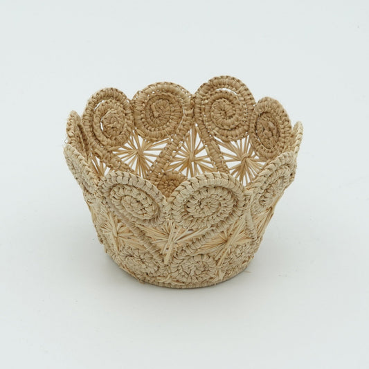 Head on view of caracol woven cup holder.